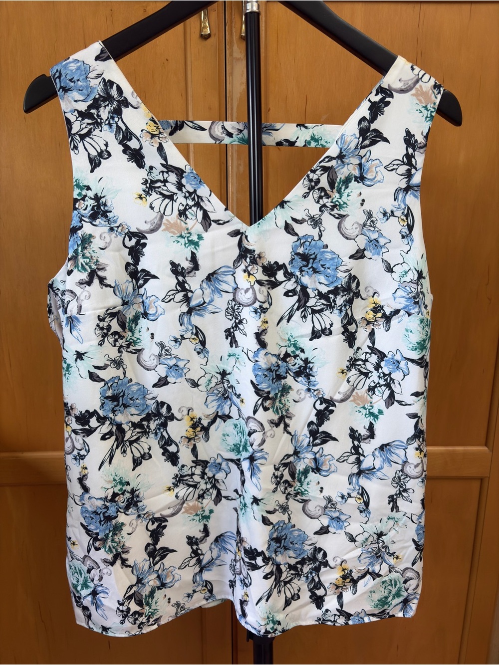White House Black Market Floral V-Neck Strappy Back Tank Blouse  Preppy, Summer